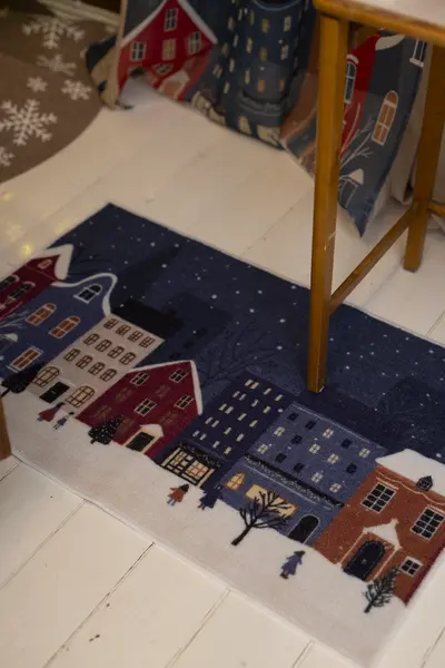 Townhouse-kuosinen matto valkoisella lattialla osana jouluista sisustusta.